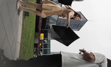 Selebriti internet yang hebat itu mengikut dan diam-diam mengambil gambar wanita cantik di bawah skirtnya Dalam pakaian kuning, si cantik itu mempunyai perangai yang terbaik dan banyak rambut yang terkeluar.