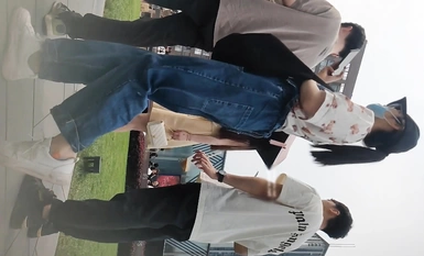 Selebriti internet yang hebat itu mengikut dan diam-diam mengambil gambar wanita cantik di bawah skirtnya Dalam pakaian kuning, si cantik itu mempunyai perangai yang terbaik dan banyak rambut yang terkeluar.