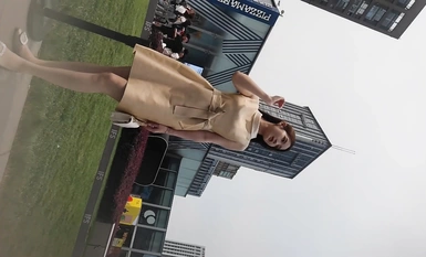 Selebriti internet yang hebat itu mengikut dan diam-diam mengambil gambar wanita cantik di bawah skirtnya Dalam pakaian kuning, si cantik itu mempunyai perangai yang terbaik dan banyak rambut yang terkeluar.