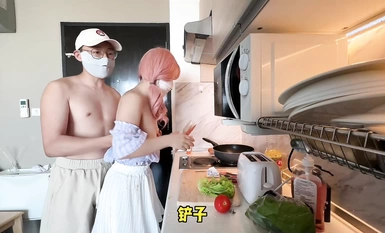 【極品反差❤️學妹】櫻花小貓✨ 廚房艷情妹妹在家一邊做愛一邊做飯 後入鮮嫩白虎爆肏 真會享受嫩穴早餐 誰受得了