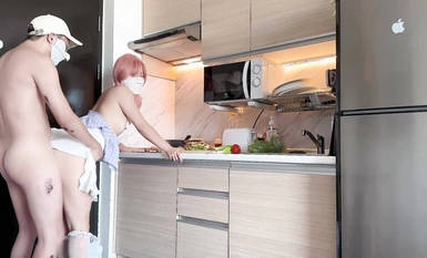 【極品反差❤️學妹】櫻花小貓✨ 廚房艷情妹妹在家一邊做愛一邊做飯 後入鮮嫩白虎爆肏 真會享受嫩穴早餐 誰受得了