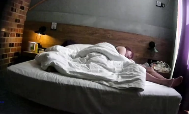 2023-7-2流出酒店偷拍❤️大學生網友一夜情音樂系豐滿女生和瘦猴男打牌喝酒啪啪啪情節有趣