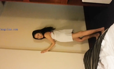 被大叔包養的美女大學生答應給她買一個昂貴的包包以後主動跳起了脫衣舞 完美露臉