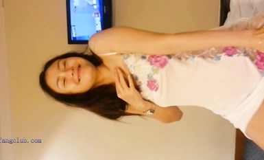 Cô sinh viên đại học xinh đẹp được chú giữ lại hứa sẽ mua cho cô một chiếc túi đắt tiền rồi chủ động nhảy thoát y để khoe gương mặt hoàn hảo.