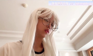 白毛女友穿白絲，愛在鏡頭前比耶