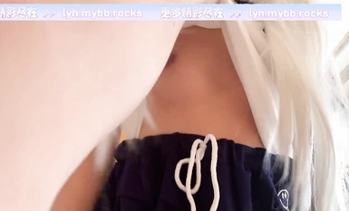 白毛女友穿白絲，愛在鏡頭前比耶