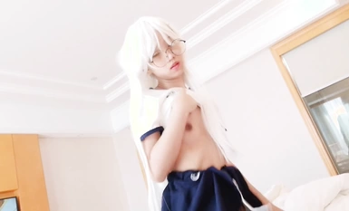 ภาพโคลสอัพของส่วนตัวของหญิงสาวผมขาวบริสุทธิ์ริเริ่มที่จะนั่งบนเธอและมีเพศสัมพันธ์