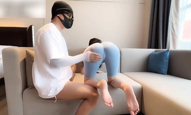 Jurulatih kecergasan datang melawat atas sebab prestasi dan hanya boleh dilatih oleh zakar saya.