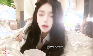 Isang bata at kaakit-akit na batang babae na may payat na katawan at magandang mukha, si ▌Yu Mengzi▌, ang unang nakikipaglaban sa lasing na kapatid na babae ay ginahasa at marahas na binubuga ng malaking titi ng lalaking kalaban mula sa likuran.