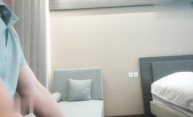 Wanita muda penghantaran ekspres baharu melawat Huashan Ge Hotel ❤️ berbual dalam talian di Momo orang berdekatan bergaul dengan seorang wanita muda yang culas Jika anda melihat pergerakannya yang mahir, anda boleh tahu dia seorang pemandu yang berpengala