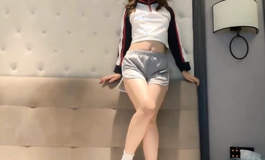 ✅ 팅팅유리 ✅ 여름방학을 맞은 여고생들은 오랜 참음 끝에 드디어 하고 싶은 것을 자유롭게 할 수 있고, 스포츠 반바지와 플랫 캔버스 신발은 모두 젊음의 맛, 젊어서 좋다.