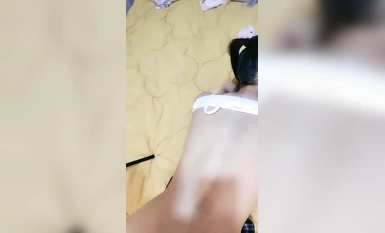 Một cô gái loli dễ thương sinh năm 2000 với đôi tóc đuôi ngựa được bạn tình chơi đùa với âm hộ không có lông ở nhiều tư thế khác nhau. Cô ấy quan hệ tình dục bằng miệng và liếm con cặc từ góc nhìn thứ nhất. Cô ấy nâng mông lên và kéo bím tóc của mình từ phía sau, rên rỉ. một cách nhẹ nhàng và tê dại.