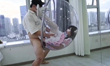 Perakam video yang dipasang di kepala dengan skirt LO merah jambu meraih ekor kuda berkembar dan mengeluarkan P2_sudut pandangan tetap