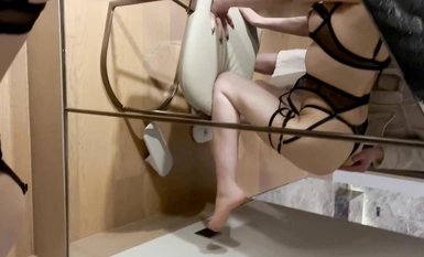 【強烈推薦❤️綠帽淫妻】極品反差九頭身網紅女神『Mcre』高價VIP群私拍 極品豐臀 三穴全開  (2)