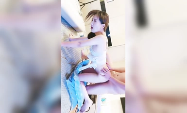 Kehidupan seks seorang wanita muda yang matang, keseluruhan proses menunjukkan wajahnya dalam perkhidmatan 3P yang ghairah kepada ayam jantan besar dua lelaki muda, menujah dan meniup ayam jantan besar itu dengan patuh dan patuh, membuatkan dia mengerang 