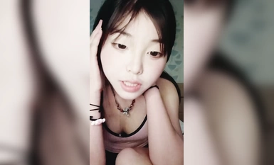 清純顏值妹妹！和漂亮閨蜜一起！雙女舌吻調情，翹起屁股看嫩穴，白絲極品美腿，掰穴展示很緊致