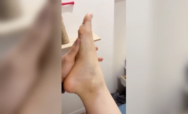 Ang isang batang may asawa ay nakikipagtalik sa bahay at ang pagiging fucked sa pamamagitan ng isang malaking titi ay napaka-komportable Siya ay maaaring gawin ito nang walang condom, ngunit siya ay hindi maaaring cum sa kanyang puki.