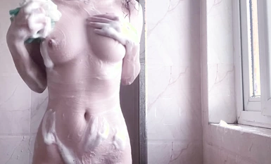 น่ารักที่ตัดกันกับรูปร่างที่ดี ส่วนส่วนตัวของเสือขาวสะอาดนั้นบอบบางและชุ่มฉ่ำและมีอุปกรณ์ประกอบฉากมากมายในมือของเธอ และเมื่อเธอแสดงเดี่ยว จิตใจของเธอก็เต็มไปด้วยโรงละครเล็ก ๆ ที่เต็มไปด้วยตัณหา และเธอก็ไขได้สามรูแล้ว (1)