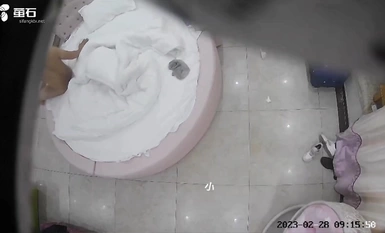 新台首發【螢石雲】大學生附近粉色圓床房酒店的情侶們 (10)