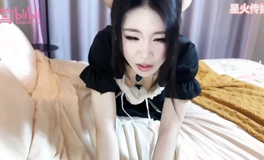 Pembantu rumah seksi terbaik menyediakan perkhidmatan pengemasan dalam keadaan hampa, mengusik dan mengusiknya untuk berkhayal tentang abalon yang lazat, wajahnya yang halus dan disentuh dari belakang. Ekspresi kecil ini sungguh bagus.