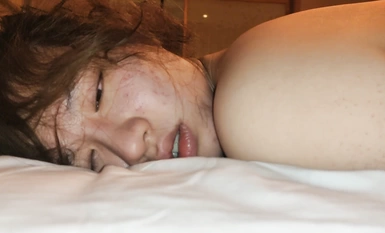 八月重磅福利私房售價180大洋MJ大神雙人組強制捂七迷玩90後灰絲白虎人妻高清完整版 (5)