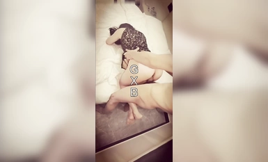 《極品反差淫妻泄密》真實騷妻居家轟趴無套內射刷鍋第一人！推特頂級綠帽奴GXB私拍調教啪啪3P美臀粉屄真不錯完結2 (28)