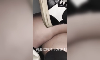 Isang babaeng kaklase ang pinilit ng ilang lalaki sa klase na hubarin ang kanyang damit at hawakan ang kanyang mga suso.