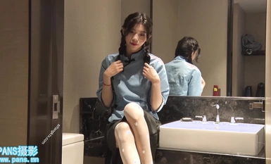 《最新✅頂流✅重磅》高人氣PANS極品反差女神小姐姐【飯團】大尺度私拍，國民女學生白絲露穴，攝影師聊騷是亮點