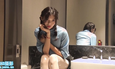 《最新✅頂流✅重磅》高人氣PANS極品反差女神小姐姐【飯團】大尺度私拍，國民女學生白絲露穴，攝影師聊騷是亮點