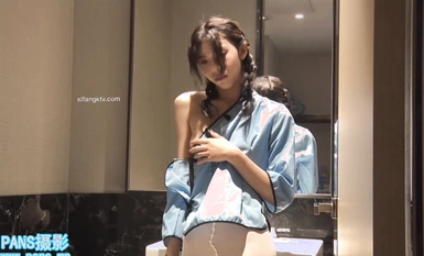 《最新✅頂流✅重磅》高人氣PANS極品反差女神小姐姐【飯團】大尺度私拍，國民女學生白絲露穴，攝影師聊騷是亮點