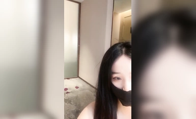 某校園校花下海【蘿莉盟主】，全裸自摸扒穴高潮，暑假兼職賺生活費，小仙女逼逼美 (1)