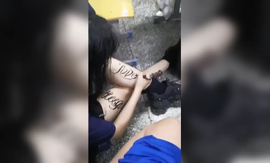 "Rò rỉ tương phản học sinh thuần khiết" Một cô gái đeo kính trong trường trong sáng và quyến rũ, bộ ngực mềm mại của cô ấy được giữ bởi một chủ sở hữu tài chính với những chiếc đinh tán ở núm vú, cây sim của cô ấy bị lộ ra ngoài và âm vật của cô ấy to đến mức cô ấy trở thành một con chó cái trong một thời gian dài. tuổi trẻ (1)