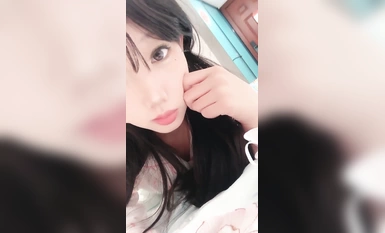 純欲少女【聞聞醬】，校花級美女無套約啪，快看這粉嫩的小菊花，翹起白白的玉臀，真想插進去爽一下 (1)