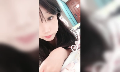 純欲少女【聞聞醬】，校花級美女無套約啪，快看這粉嫩的小菊花，翹起白白的玉臀，真想插進去爽一下 (1)