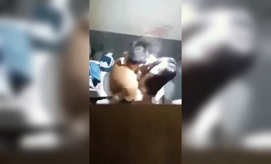 偷拍躲在公廁打炮