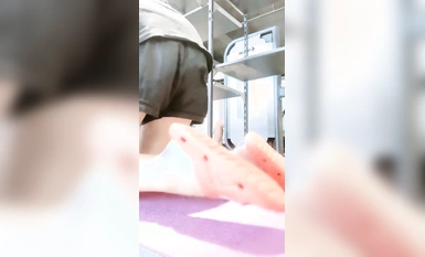 越來越瘋狂了，【小野貓】，G奶學妹，健身房裡偷偷露出，回到家裡，樓梯間正裸露 (2)