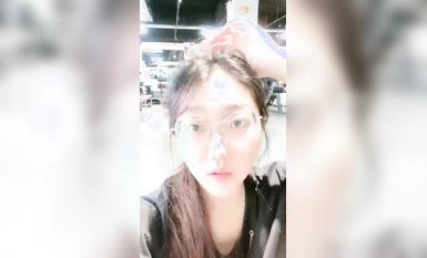 越來越瘋狂了，【小野貓】，G奶學妹，健身房裡偷偷露出，回到家裡，樓梯間正裸露 (2)