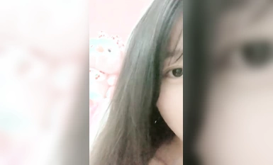 Seorang pelajar perempuan yang dilahirkan pada tahun 2005, dia kelihatan seperti Cyndi Wang, [kaki panjang seksi] Gulu Bear, farajnya berwarna merah jambu dan bocor, dan dia mempunyai susuk tubuh langsing yang membuatkan orang ramai berasa gatal (1)