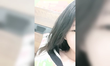 05年學生妹，神似王心凌，【性感大長腿】咕嚕熊，小穴粉逼流漿，身材苗條看得人心癢癢（2）