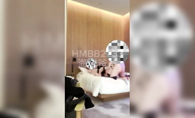 【唯美性愛❤️重磅核彈】極品綠帽淫妻『海綿寶寶』8月最新性愛私拍 激戰3P黑絲女神 酒店樓狼跪舔後入  (3)