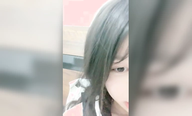 05年學生妹，神似王心凌，【性感大長腿】咕嚕熊，小穴粉逼流漿，身材苗條看得人心癢癢（6）