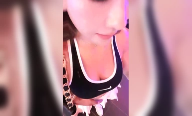 ม้ามืดแห่งวงการสื่อลามกทางอินเตอร์เน็ต น้ำพุ่งเป็นน้ำตก [พีชยกแขนขึ้น] มาเที่ยวเมืองไทยไปยิมเล่นเครื่องสั่น พบคนเลี้ยงโค อยู่ในวงโคจรโดนเย็ดจนน้ำพุ่ง (1 )