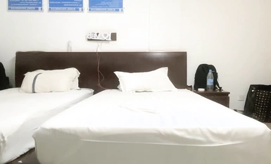 2023-8-15【菳三角探花】挑了個嫩妹子帶回房間，扛起雙腿之間操，沒搞幾下就繳槍了