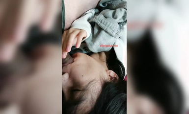 Kecantikan kecil yang sangat murni, pemalu dan comel di siling