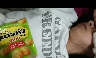 Kecantikan kecil yang sangat murni, pemalu dan comel di siling