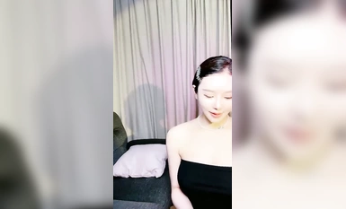 ผู้มีชื่อเสียงทางอินเทอร์เน็ตขายาวและเทพธิดาหน้าตาดีมีเชอร์รี่ตัวน้อย (2)