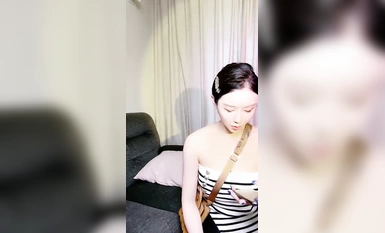 ผู้มีชื่อเสียงทางอินเทอร์เน็ตขายาวและเทพธิดาหน้าตาดีมีเชอร์รี่ตัวน้อย (1)