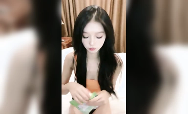 pendatang baru! Dewi kecantikan sekolah~ Dia sungguh menakjubkan~ [Gadis sekolah yang tidak tulen]~ Kecantikan yang menarik perhatian semua orang✈~ Teman lelakinya menidurinya secara liar dengan prop interaktif~ Dia berasa begitu baik sehingga jusnya meng