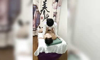 養生館超騷的露臉黑絲制服女技師調教小哥，不一樣的草嘴模式，主動上位抽插拿著小哥的手揉大奶子，浪叫不斷