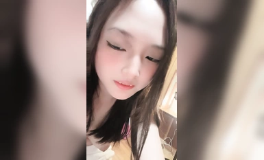 純粋で愛らしい女の子！可愛い妹！無毛のオマンコ、虹色のディルド騎乗位、彼女はかなりのプレーヤーだ！